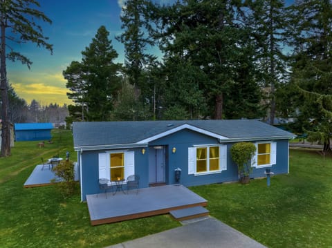 Bandon Bear Cottage at twilight in early spring.