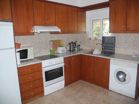 Large fridge! Oven and hob. Washing machine.