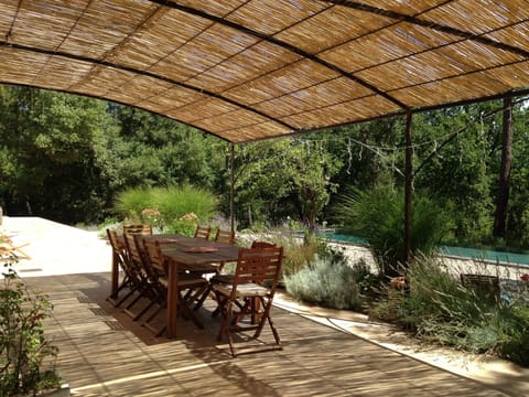 Outdoor dining under the pergola