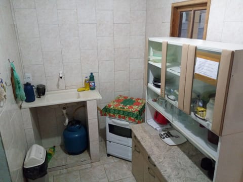 Fridge, stovetop, blender, cookware/dishes/utensils