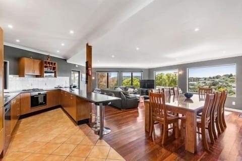 Entertainers dream kitchen, huge open plan kitchen/lounge