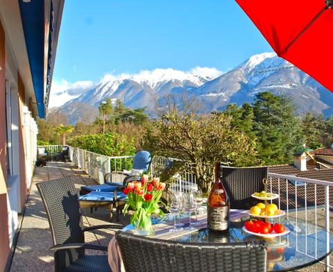 Gorgeous 360 degree views from the wrap-around terrace. Electric grill and outdoor shower.