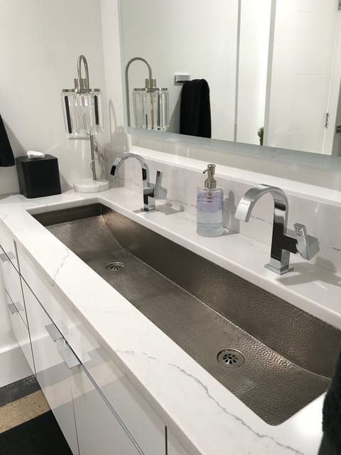 Combined shower/tub, jetted tub, hair dryer, towels