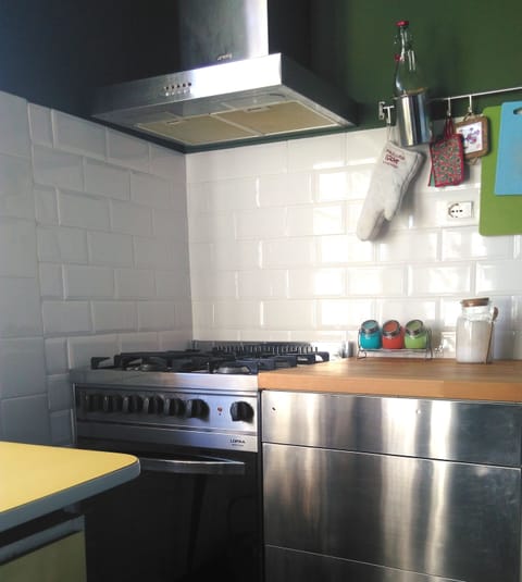 Fridge, oven, stovetop, coffee/tea maker