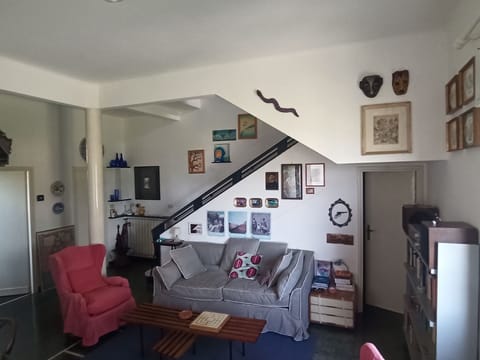 Fireplace, books, stereo