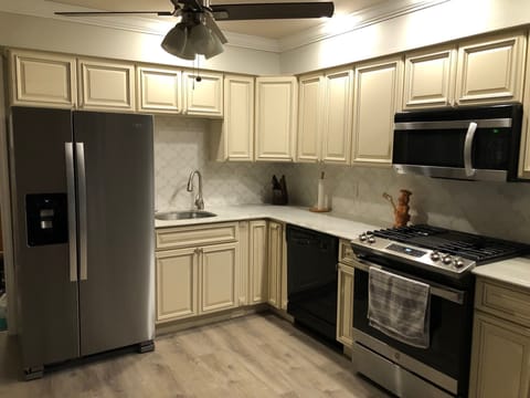 Full-size fridge, microwave, oven, stovetop