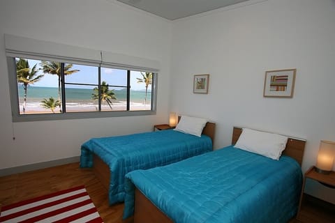 Bella's Beach House - South Mission Beach - Twin Bedroom