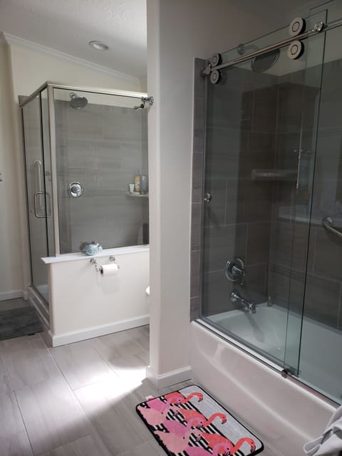 Combined shower/tub, towels