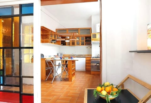 The kitchen (from the living-room)