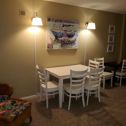 Dining area with table that can expand to seat 6
