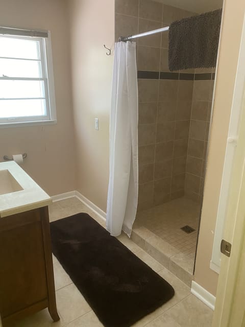 Combined shower/tub, hair dryer, towels