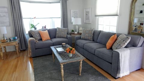 Living room w/queen sleeper sofa