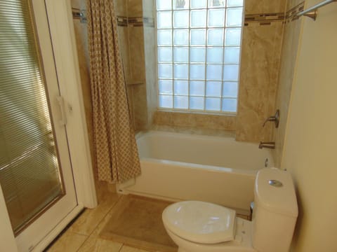 Combined shower/tub, hair dryer, towels