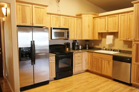 Private kitchen | Fridge, microwave, oven, stovetop