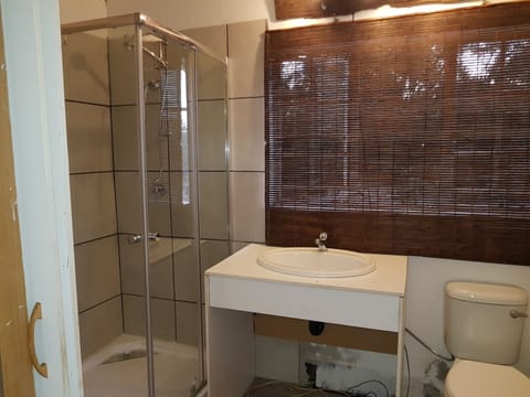 Combined shower/tub, towels, toilet paper