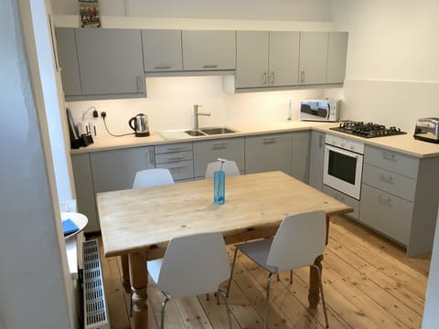 Kitchen with dishwasher. There are 6 chairs so the whole family can eat together