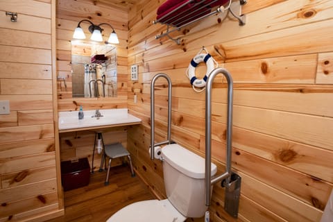 Accessible BR-BA suites have wheelchair-friendly bathroom sinks.