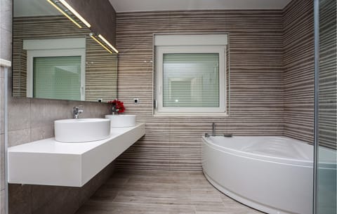 Combined shower/tub