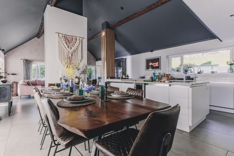 Fresh Escapes - The Curlews - Hot Tub - Views - Teignmouth - Dining area and Kitchen