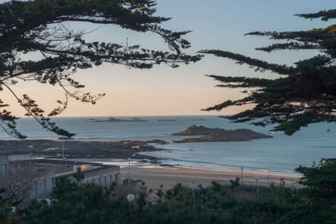 Beach nearby, beach towels