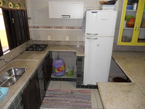 Fridge, oven, stovetop, coffee/tea maker