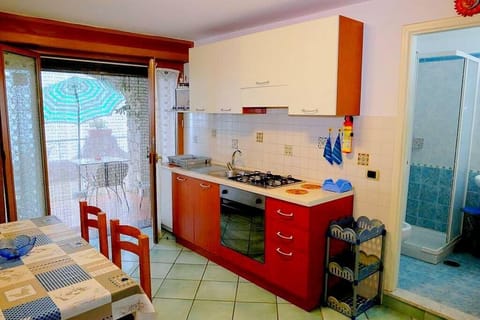 Mini-fridge, oven, stovetop, coffee/tea maker