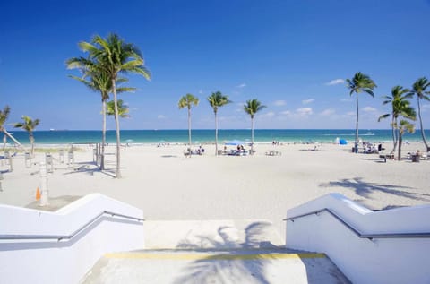 Beach nearby, sun loungers, beach towels