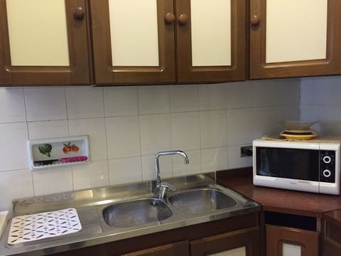 Fridge, microwave, stovetop, cookware/dishes/utensils