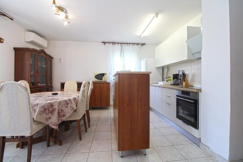 Fridge, stovetop, coffee/tea maker