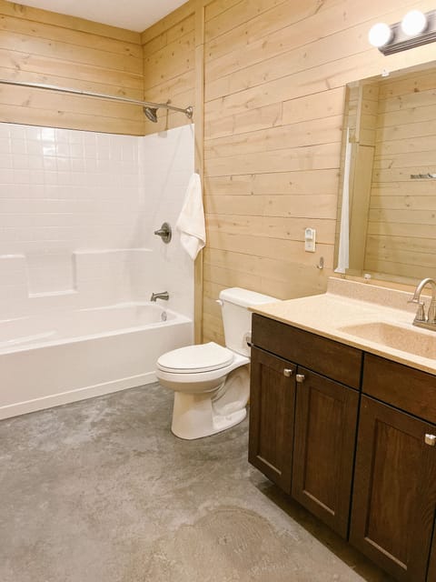 Combined shower/tub, towels