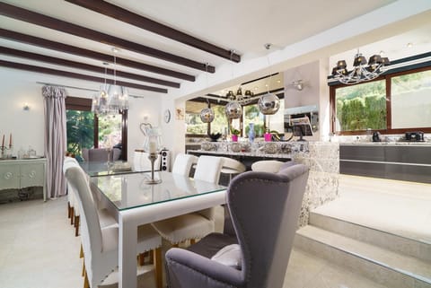 Main Kitchen and dining area. seating for 13 persons.