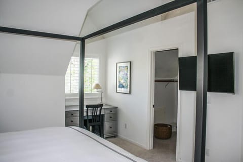 Bedroom Closet and D
esk
