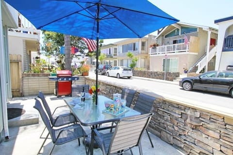 Feel ocean breeze on large patio with gas barbecue and 500Mb/s WIFI throughout house and patio!