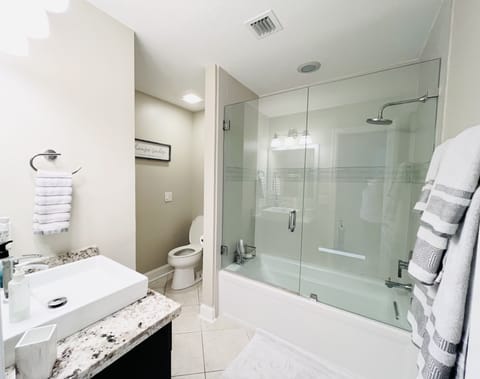 Combined shower/tub, hair dryer, towels