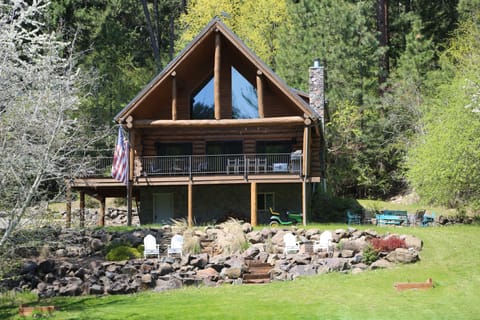 Front of cabin facing the lake!