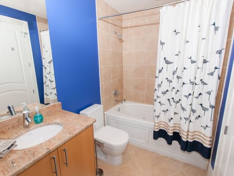 Combined shower/tub, bidet, towels