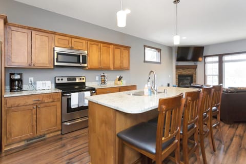 Private kitchen | Fridge, microwave, oven, stovetop