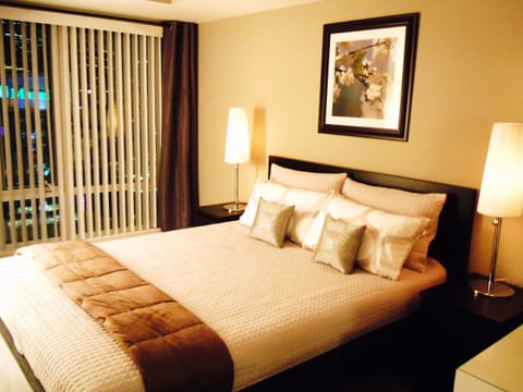 Bedroom: queen size bed with new luxury mattress 