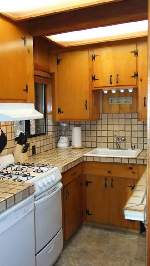 Galley Kitchen w/ brand new appliances, including dishwasher & garbage disposal