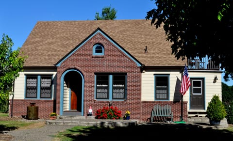 Twin Oaks Cottage is on a hill above a City park and bike path in Wilsonville.