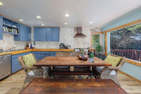  Latte/drip coffee maker, kitchen stocked with coffee beans, tea, popcorn.