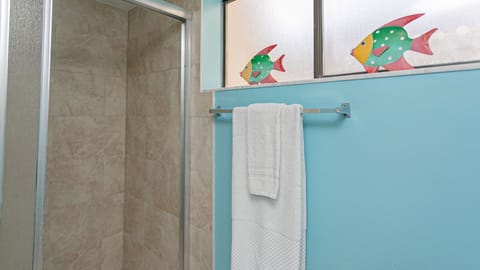 Combined shower/tub, towels