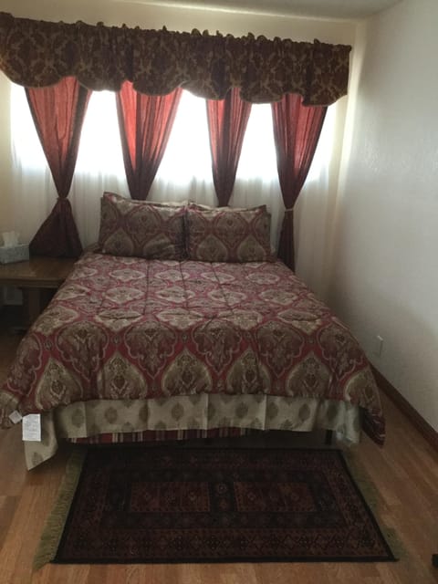 Bed room with Queen size bed