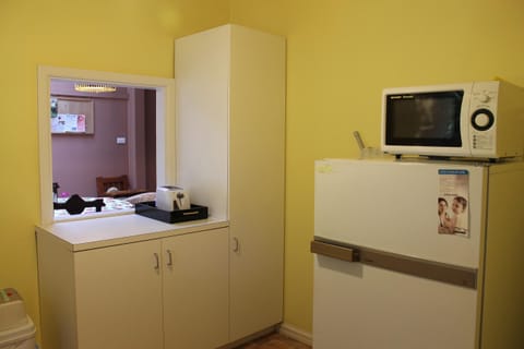 Private kitchen | Fridge, microwave, coffee/tea maker, electric kettle