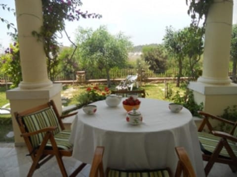 Garden terrace for outdoor dining 