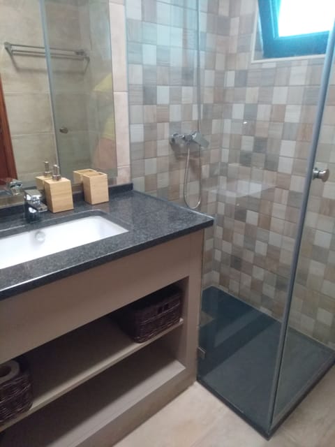 Combined shower/tub, bidet, towels