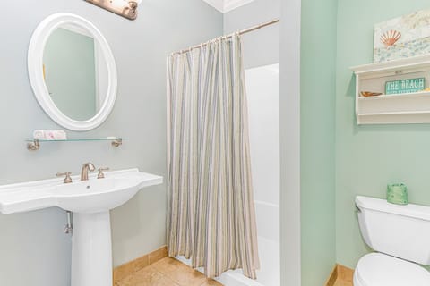 Combined shower/tub, jetted tub, towels