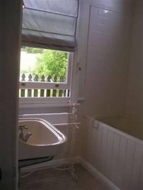 Combined shower/tub, hair dryer, heated floors, towels