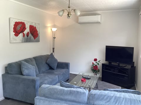 Lounge with heat pump