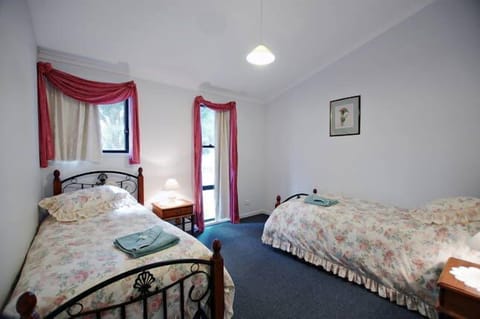 3 bedrooms, iron/ironing board, bed sheets, wheelchair access